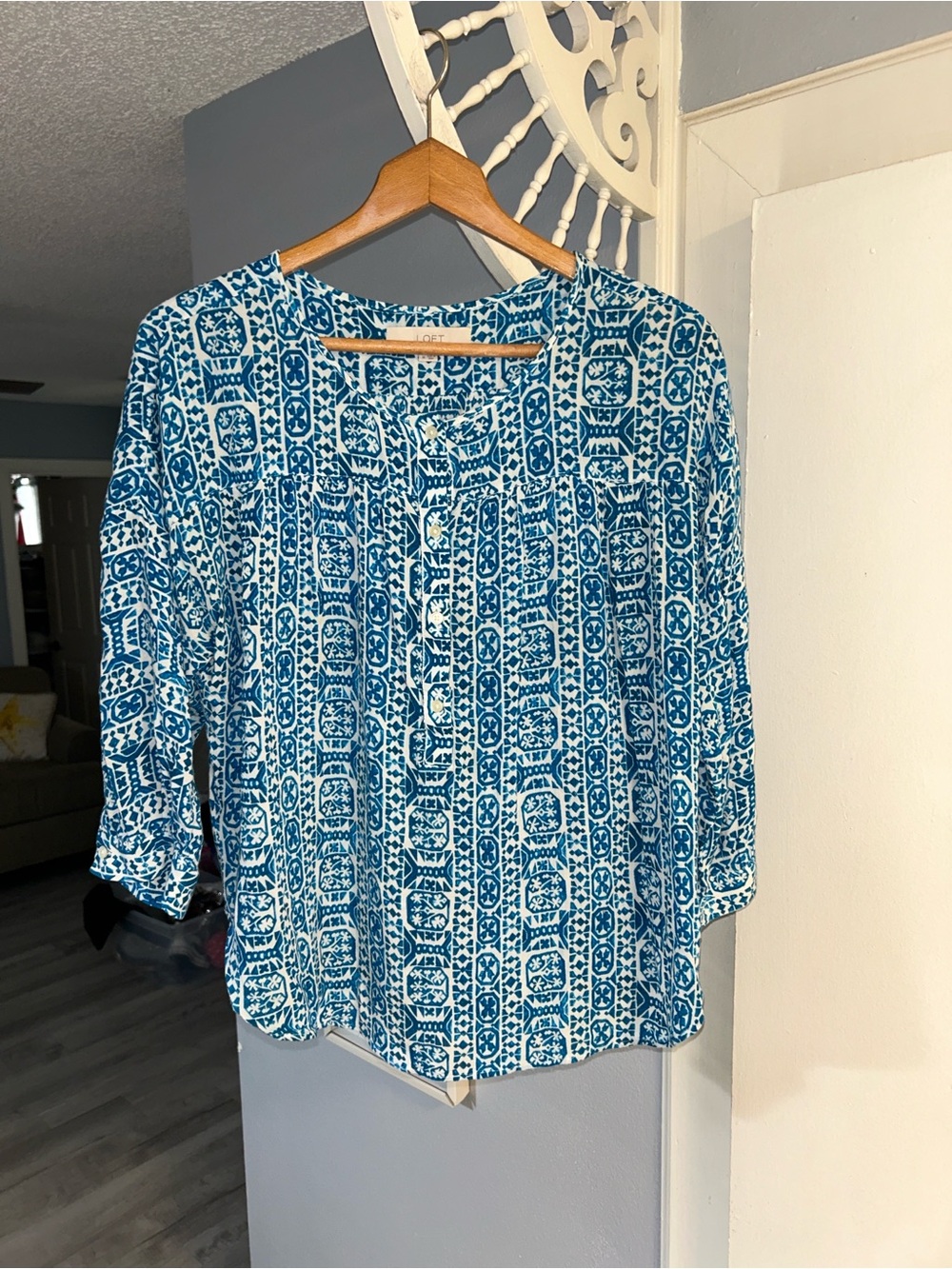 LOFT Women’s Blue and White Geometric Printed Button popover Tunic Size M